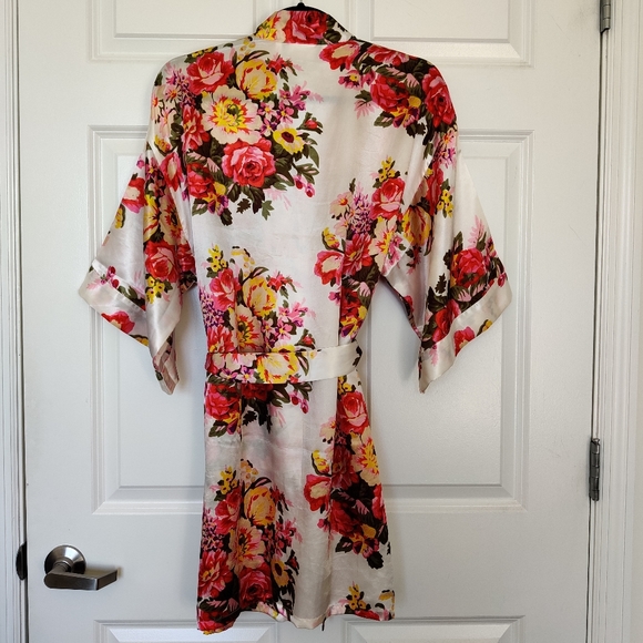 Floral Satin Kimono Bridesmaid Robe with Pockets - Picture 3 of 5